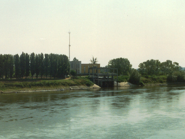 Vista da fiume dell’opera di presa dell’impianto di derivazione irrigua di Casalmaggiore