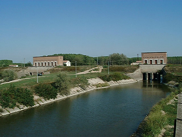 Veduta del canale Navarolo a Commesssaggio, con il ponte in barche ed il Torrione Gonzaghesco